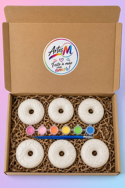 Caixa Criativa Donuts com seis donuts de gesso, seis tintas e dois pincéis