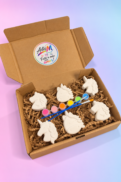Caixa Criativa Unicórnios com seis figuras de gesso, tintas e pincéis