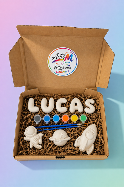 Caixa personalizada com nome em Letras Bubble, astronauta, planeta e foguetão de gesso, tintas e pincéis