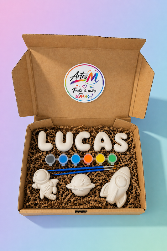 Caixa personalizada com nome em Letras Bubble, astronauta, planeta e foguetão de gesso, tintas e pincéis
