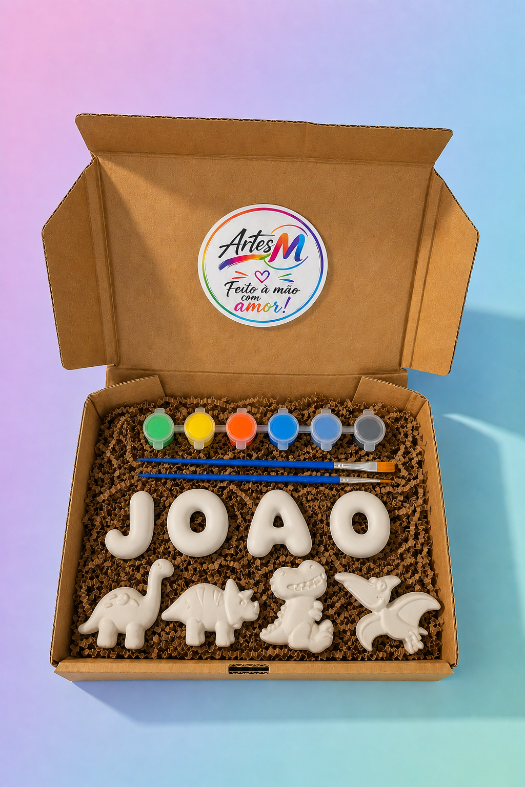Caixa personalizada com nome em Letras Bubble, dinossauros de gesso, tintas e pincéis