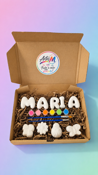 Caixa personalizada com nome em Letras Bubble, flores, joaninha e borboleta de gesso, tintas e pincéis