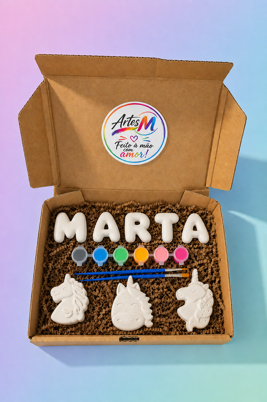 Caixa personalizada com nome em Letras Bubble, unicórnios de gesso, tintas e pincéis