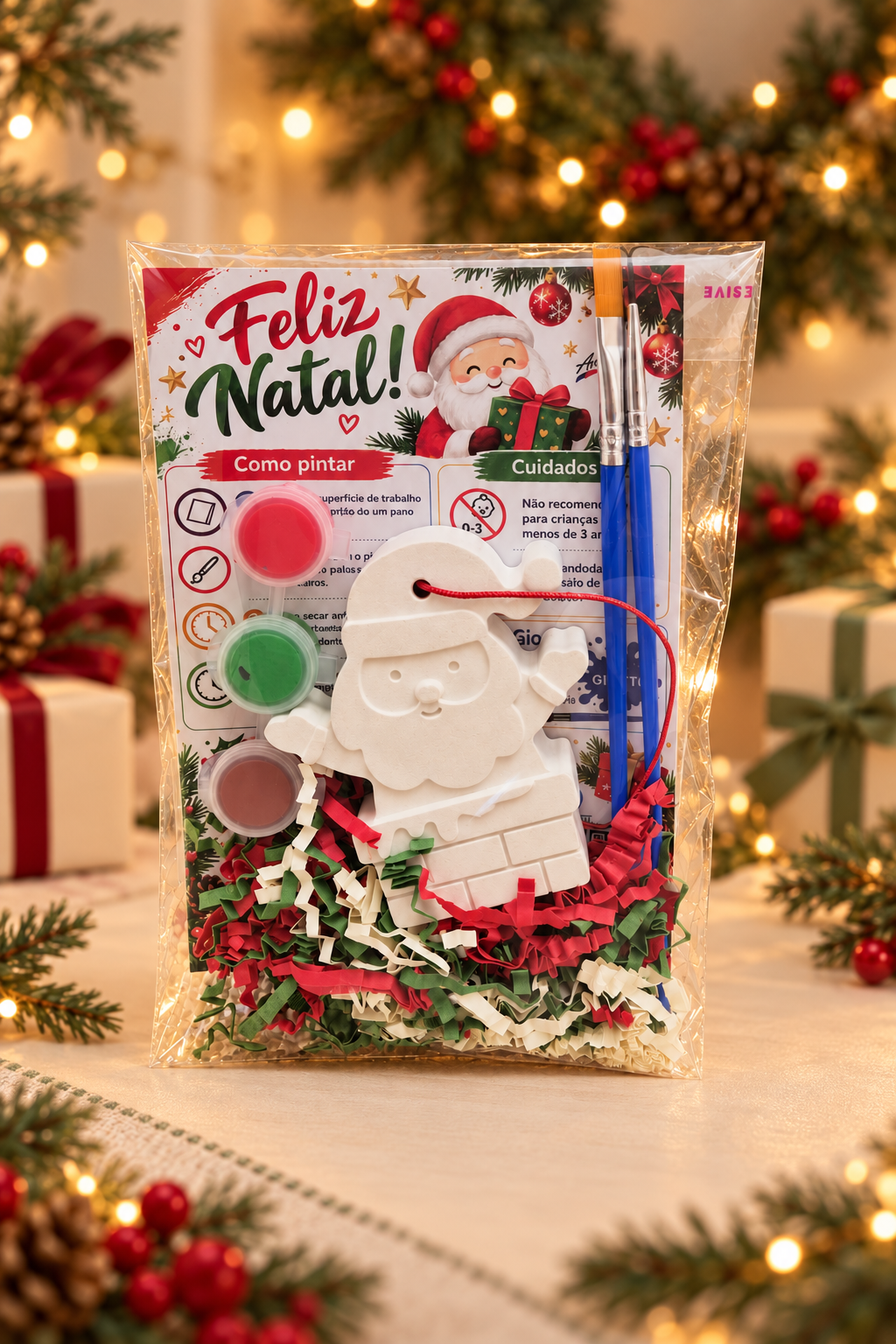Kit Artes M com Pai Natal a acenar para pintar em gesso branco, três tintas e dois pincéis, em embalagem transparente.