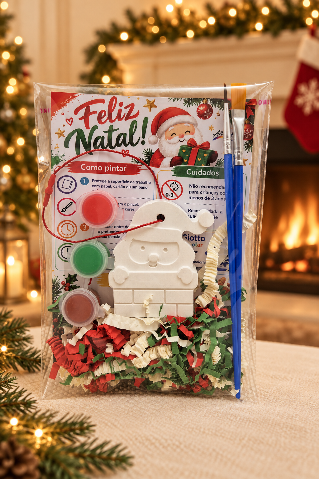 Kit Artes M com Pai Natal de gesso para pintar na chaminé, três tintas e dois pincéis, em embalagem transparente.